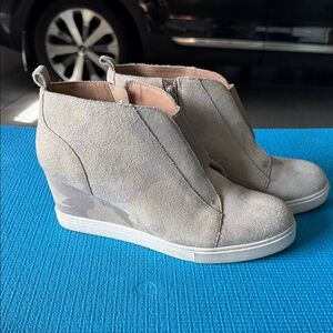 Paolo Light Gray Suede Wedge Sneaker Booties camouflage size 8 1/2